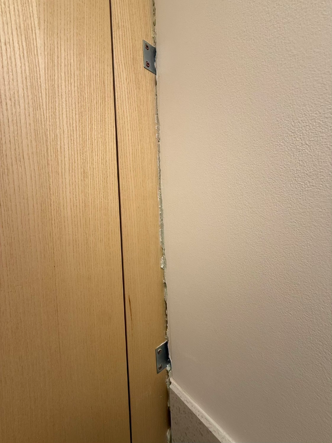 Chybějící lišta u spojení dvěří